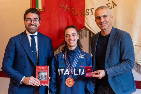 Premiazione Valentina Arlotti da parte del Sindaco Sadegholvaad e Assessore Lari