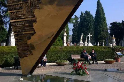monumento funebre dedicato a Federico Fellini nel Cimitero Monumentale di Rimini.