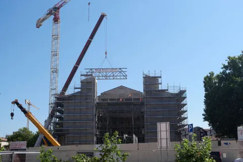 05_teatro_galli_posizionamento_travi_panorama_3.jpg