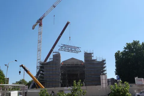 06_teatro_galli_posizionamento_travi_panorama_3.jpg