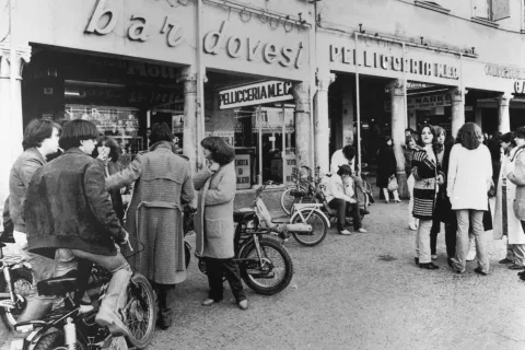 075_-_bar_dovesi._p.zza_3_martiri._anno_1977.jpg