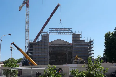 07_teatro_galli_posizionamento_travi_panorama_3.jpg