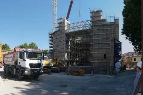 08_teatro_galli_posizionamento_travi_panorama_3.jpg