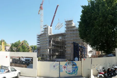09_teatro_galli_posizionamento_travi_panorama_3.jpg