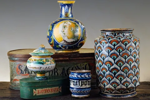 12.aboca_museum_ceramica_e_contenitori_da_farmacia.jpg