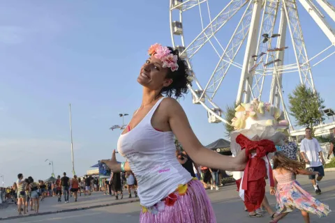 13molostreetparade2017_ric7300.jpg