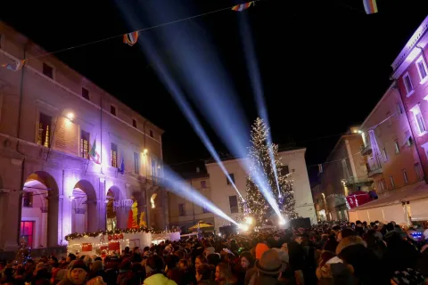 16assturismo_capodanno_2016_pubblico_piazza_cavour_1060379.jpg