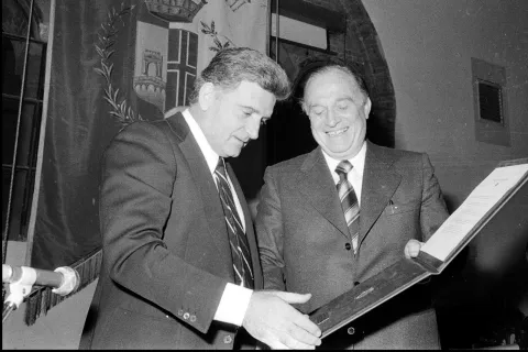 1972_il_sindaco_pagliarani_consegna_la_cittadinanza_onoraria.jpg