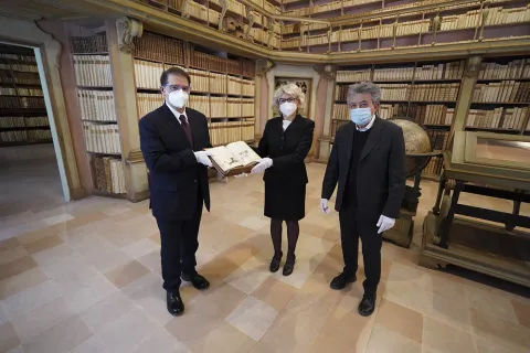 1_consegna_astronomicon_con_filippo_corsaro_responsabile_direzione_regionale_credit_agricole_assessore_piascaglia_e_oriana_maroni.jpg