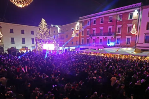 1piazza_cavour_-_foto_emilio_salvatori_a74a4566.jpg