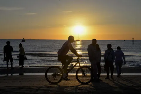 1spiaggia_alba_turisti_ric9904.jpg