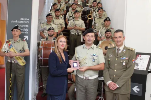 2._il_riconoscimento_del_comune_di_rimini_al_capo_musica_della_banda.jpg