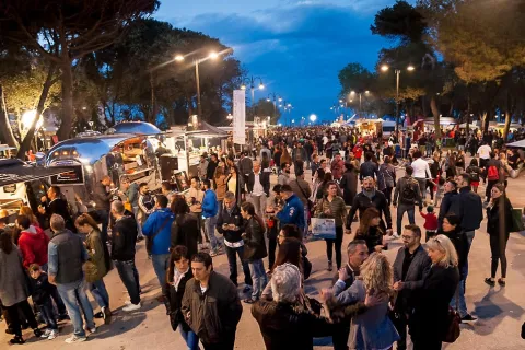 2streeatfoodtrucktotalone.jpg