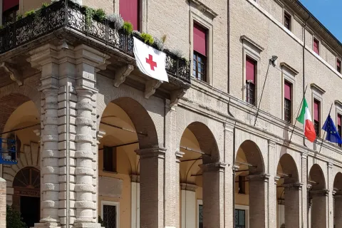 bandiera_croce_rossa_palazzo_garampi2.jpg