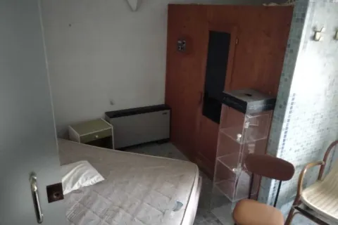 camera_indecente_con_materassi_bucati.jpg