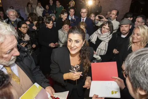 cecilia_bartoli_firma_autografi_a_fine_concerto.jpg