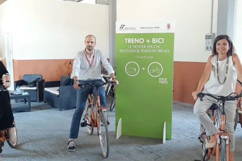 conferenza_stampa_trenitalia_treno_bici_-_cinzia_marani_pres_coop_metis_-_alessandro_tullio_ad_trenitalia_tper_-_roberta_fri.jpg