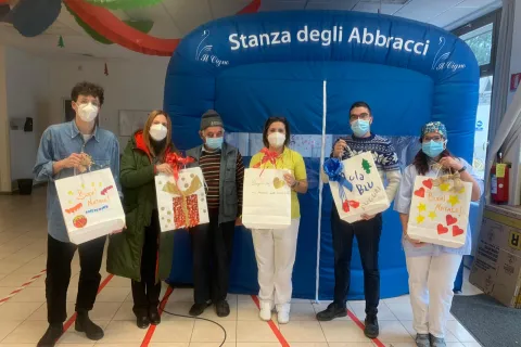 consegna_auguri_e_poesie_nipoti_ad_anziani_ospiti_rsa_lisi_e_team_bota.jpg