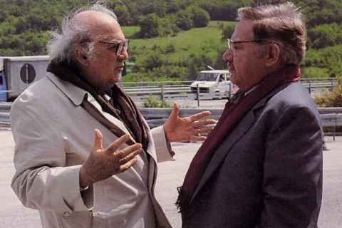 federico_fellini_e_paolo_villaggio_sul_set_dello_spot_della_banca_di_roma_il_sogno_della_galleria_fotografia_di_mimmo_cattarinich.jpg