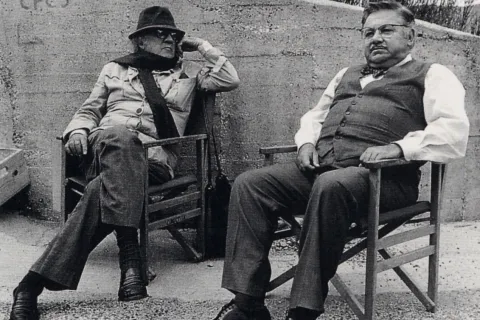 federico_fellini_e_paolo_villaggio_sul_set_dello_spot_della_banca_di_roma_il_sogno_della_galleria_fotografia_di_mimmo_cattarinich_2.jpg