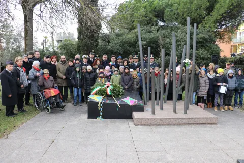 foto_di_gruppo_con_le_autorita_e_i_bambini_della_scuola_fermi_di_viserba_.jpg