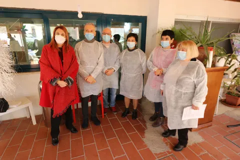 gloria_lisi_e_lo_staff_di_medici_che_hanno_coordinato_la_vacinazione_con_i_responsabili_della_struttura_oasi_serena.jpg