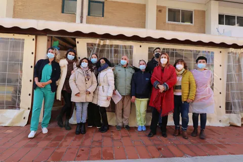 il_gruppo_del_persoanle_della_struttura_oasi_serena_con_la_loro_coordinatrice_e_gloria_lisi_.jpg