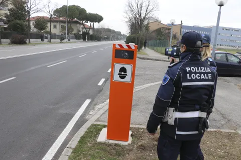 immagine_del_dissuasore_di_velocitaieu_installato_sulla_via_u_bassi_-2.png