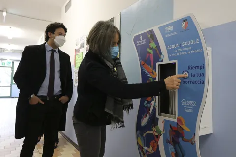 installati_22_erogatori_in_tutte_le_scuole_medie_del_comune_di_rimini_3.jpg