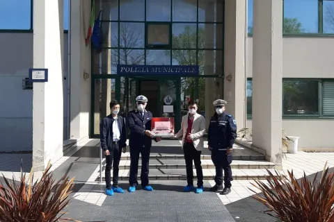 la_consegna_delle_500_mascherina_da_parte_della_chiesa_cristiana_evangelica_cinese_in_italia_al_comando_della_polizia_locale.jpeg