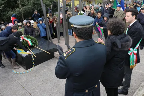la_deposizione_della_corona_al_monumento_ai_caduti_di_via_madrid.jpg