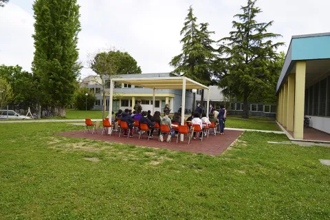la_lezioni_nel_giardino_della_scuola_bertola-_2.jpg