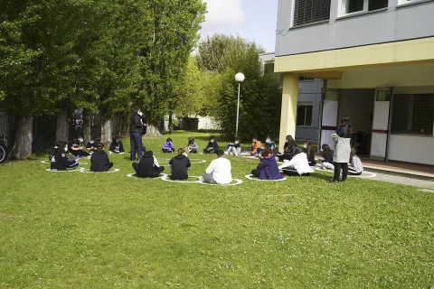 la_lezioni_nel_giardino_della_scuola_bertola.jpg