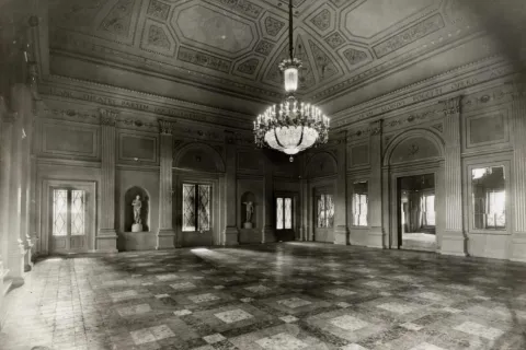 la_sala_ressi_progettata_dallarch_gaspare_rastelli_con_il_lampadario_restaurato_nel_1928.jpg