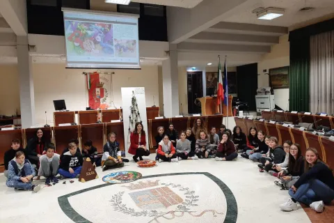 la_visita_degli_alunni_della_scuola_di_duccio_in_consiglio_comunale_con_la_presidente_sara_donati.jpg