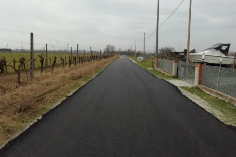 lavori_di_asfaltatura_in_via_olmo_longo.jpg