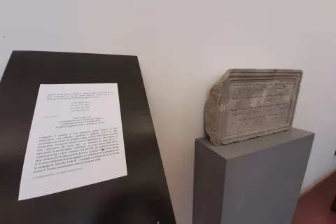 lepigrafe_nel_museo_della_citta_di_rimini.jpg