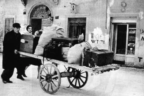 lesodo_da_pola_si_portano_via_le_masserizie_-_archivio_fotografico_irci_-trieste.png