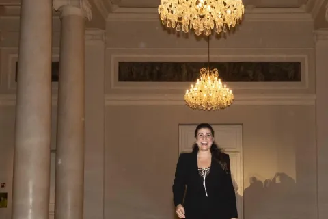 luscita_di_cecilia_bartoli_a_fine_concerto.jpg