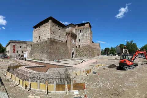 piazza_malatesta_-_castelsimsondo.jpg