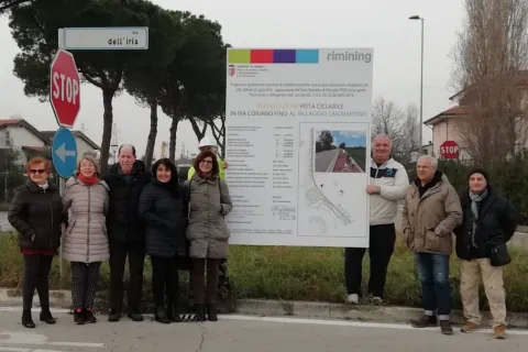 roberta_frisoni_con_residenti_del_villaggio_s_martino.png