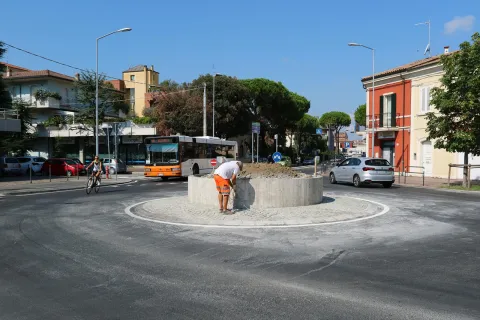 rotatoria_via_montefeltro_img_77361.jpg