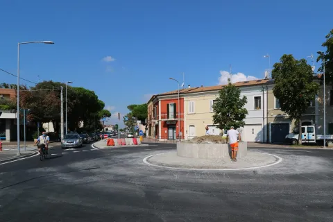 rotatoria_via_montefeltro_img_77421.jpg