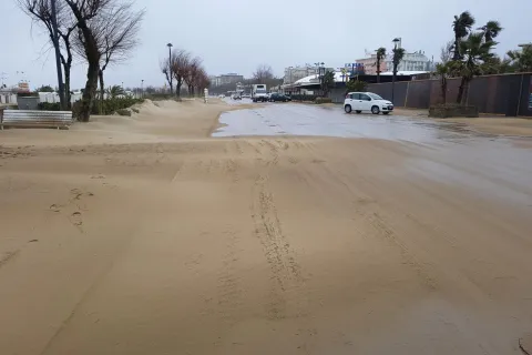 sabbia_sul_lungomare_02.jpg