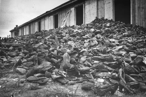 scarpe_delle_vittime_di_majdanek_-polonia_-_luglio_1944_-_foto_ushmm_museo_olocausto_washington.jpg