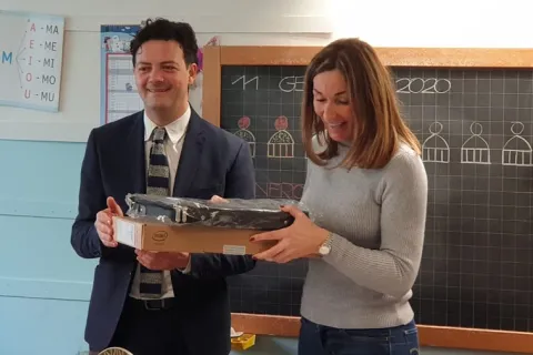 scuola_ronci_morolli_consegna_pc.jpg