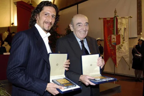 sigismondo_doro_2003_renato_zangheri_col_calciatore_igor_protti.jpg
