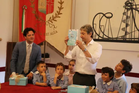 sindaco_e_ass_morolli_con_bambini_scuola_fellini.jpg