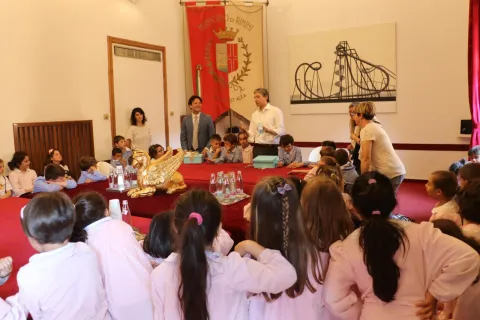 sindaco_e_assre_con_bambini_scuola_fellini.jpg