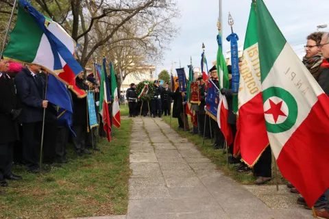 un_momento_della_commemorazione_al_monumento_di_via_madrid.jpg